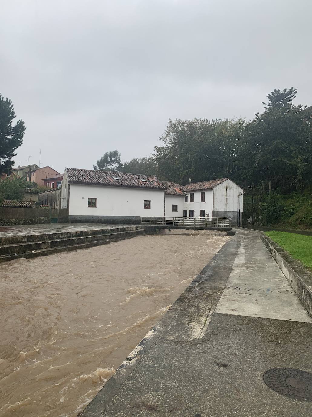 Ríos desbordados y destrozos durante el paso del temporal por Asturias