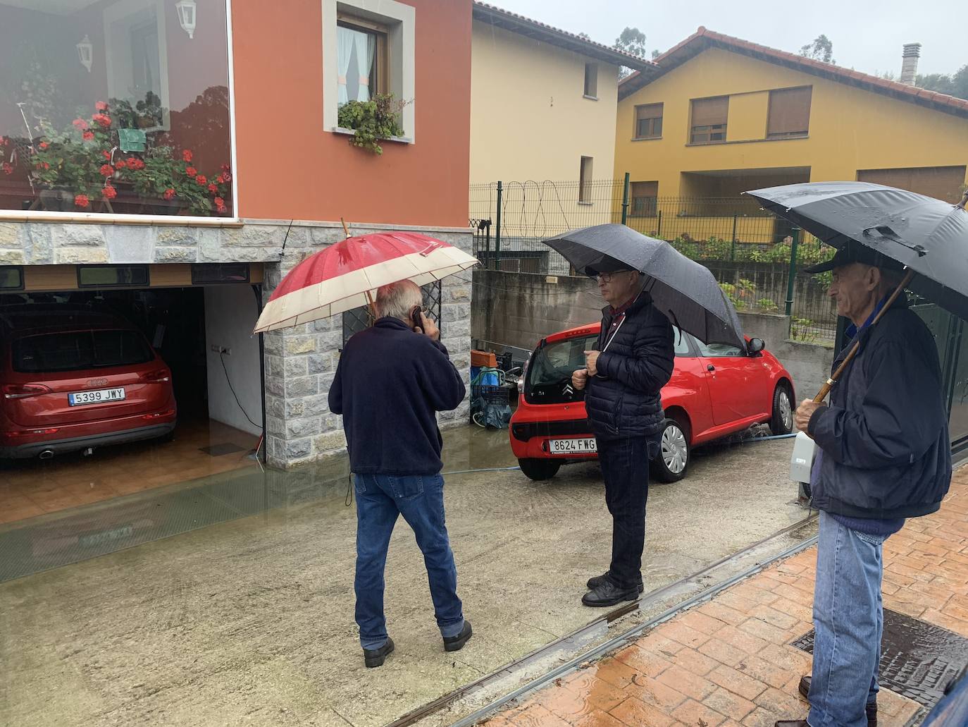 Ríos desbordados y destrozos durante el paso del temporal por Asturias