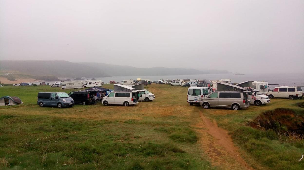 Las acampadas libres de caravanas en la zona de Verdicio se volvieron a repetir este verano. 