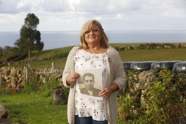 Maribel Luna, con una foto de su abuelo Aquilino Baragaño. 