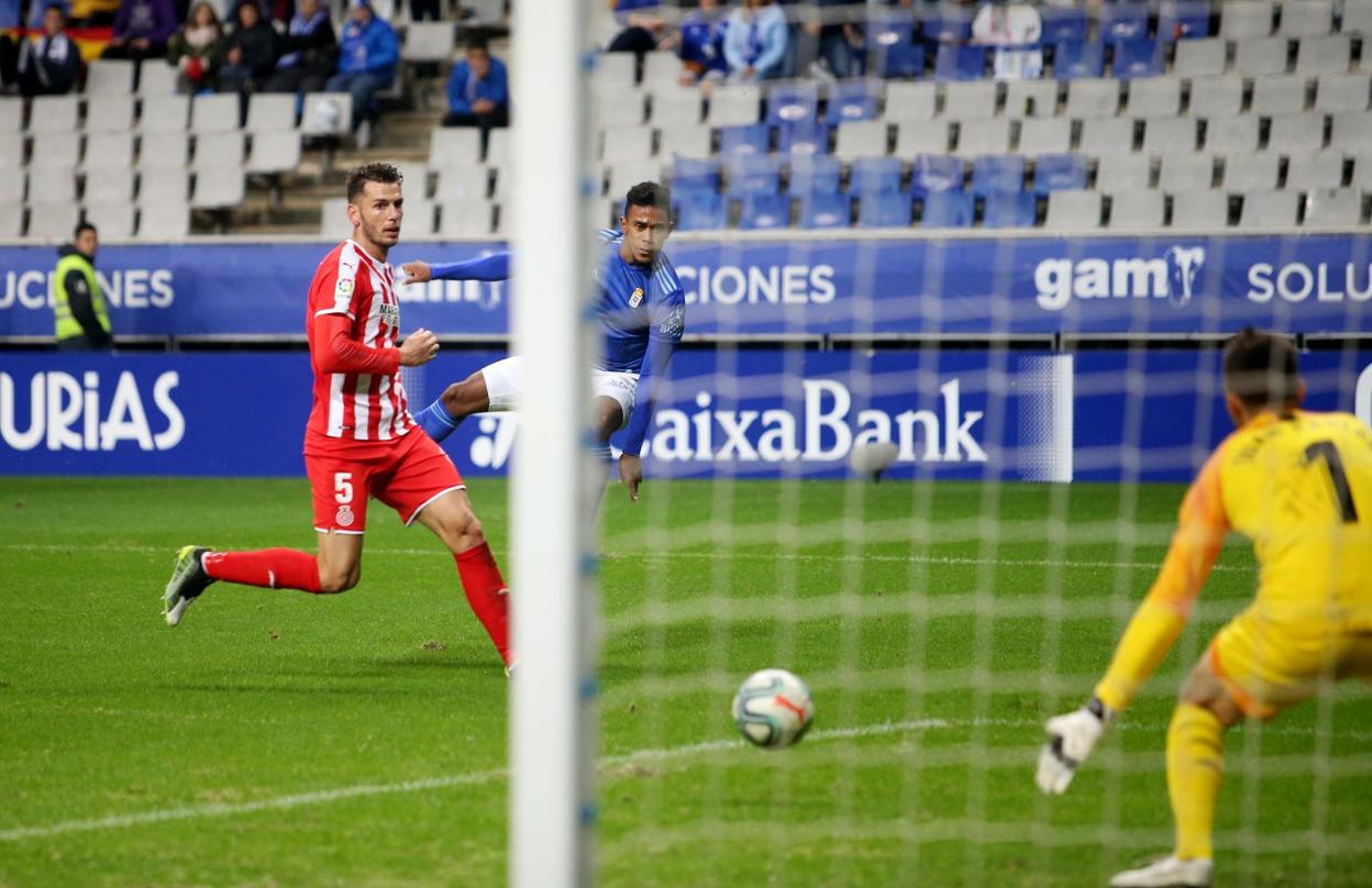 Bárcenas anota el último gol en el partido ante el Girona del pasado domingo.