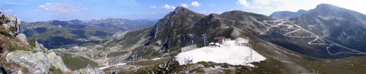 Panorámica de las dos estaciones tomada desde lo alto de Fuentes de Invierno, en el Toneo, con las pistas de Río Pinos, en San Isidro, a la derecha. 