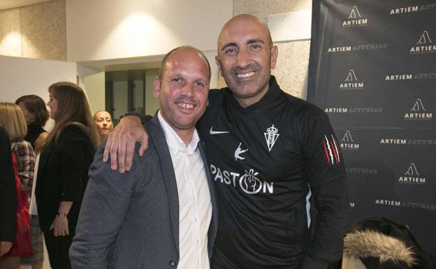 Imagen. Abelardo abraza a José Alberto, al que deseó éxito con el Sporting.