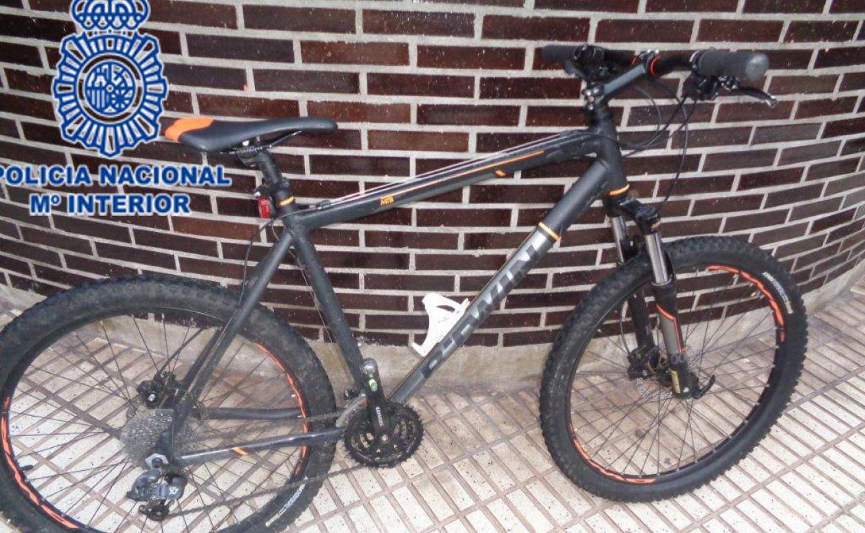 La bicicleta robada con la que el sospechoso se desplazaba cuando fue detenido.