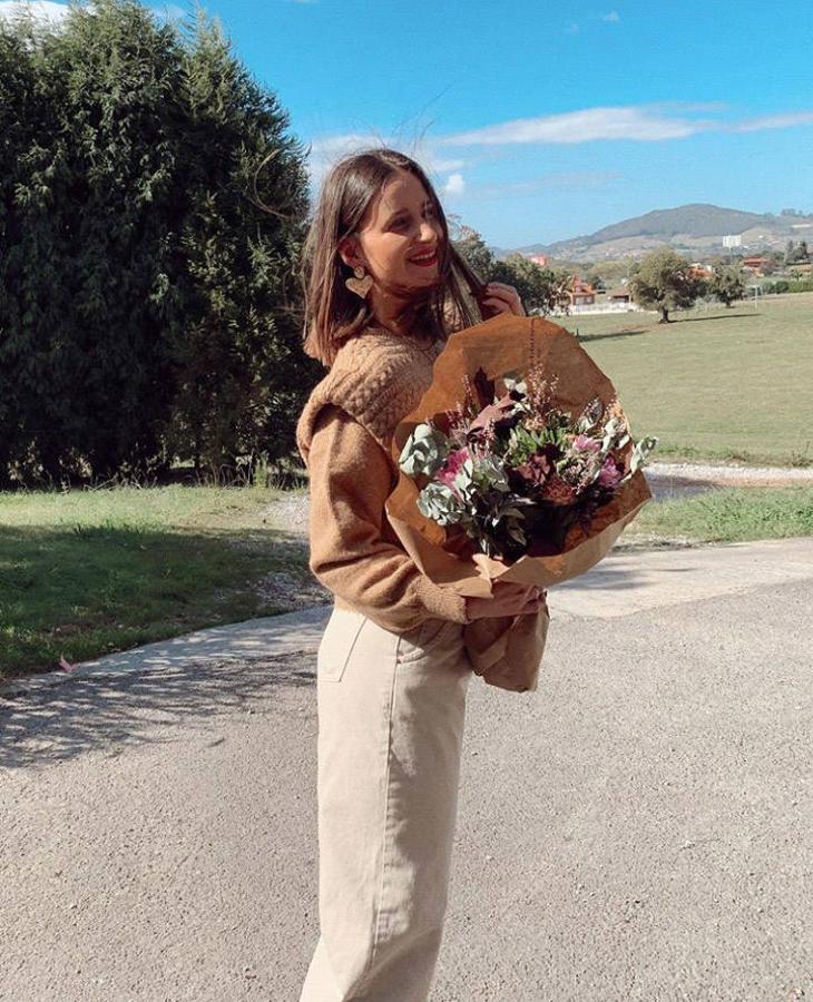 La asturiana Cristina Miranda ha apostado por combinarlo con unos jeans en color beige. Una opción perfecta, para dar aún más protagonismo a este jersey de diseño retro.