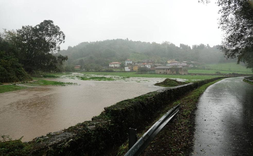 Ríos desbordados, carreteras cortadas y trenes afectados, efectos del temporal en Asturias