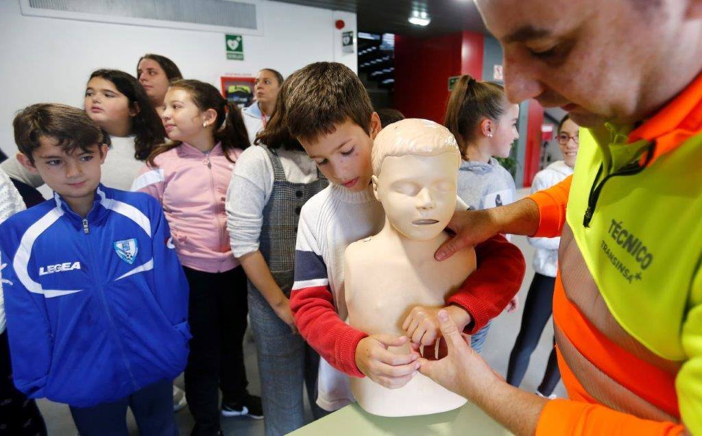 Estudiantes del colegio Santa Bárbara, en Lugones, del instituto Corrdoria y de la FP Técnico en Emergencias Sanitarias han participado en la jornada «Salvando vidas, salvando corazonas: El valor del primer interviniente». A lo largo de la mañana, los alumnos han acudido a ocho talleres impartidos en el Instituto de Emergencias Sanitarias, ubicado en el Polígono Espíritu Santo, donde han aprendido a utilizar un desfibrilador y a realizar técnicas de animación cardiopulmonar y de desobstrucción en caso de atragantamientos