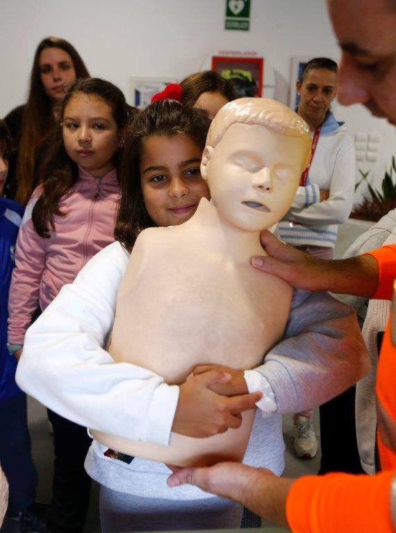 Estudiantes del colegio Santa Bárbara, en Lugones, del instituto Corrdoria y de la FP Técnico en Emergencias Sanitarias han participado en la jornada «Salvando vidas, salvando corazonas: El valor del primer interviniente». A lo largo de la mañana, los alumnos han acudido a ocho talleres impartidos en el Instituto de Emergencias Sanitarias, ubicado en el Polígono Espíritu Santo, donde han aprendido a utilizar un desfibrilador y a realizar técnicas de animación cardiopulmonar y de desobstrucción en caso de atragantamientos
