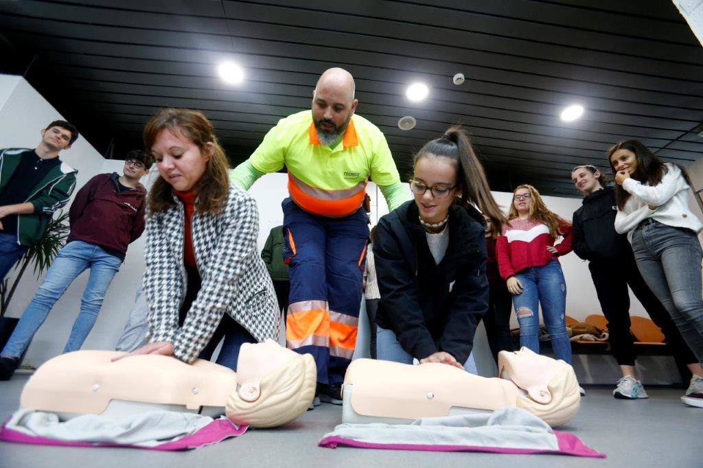 Estudiantes del colegio Santa Bárbara, en Lugones, del instituto Corrdoria y de la FP Técnico en Emergencias Sanitarias han participado en la jornada «Salvando vidas, salvando corazonas: El valor del primer interviniente». A lo largo de la mañana, los alumnos han acudido a ocho talleres impartidos en el Instituto de Emergencias Sanitarias, ubicado en el Polígono Espíritu Santo, donde han aprendido a utilizar un desfibrilador y a realizar técnicas de animación cardiopulmonar y de desobstrucción en caso de atragantamientos