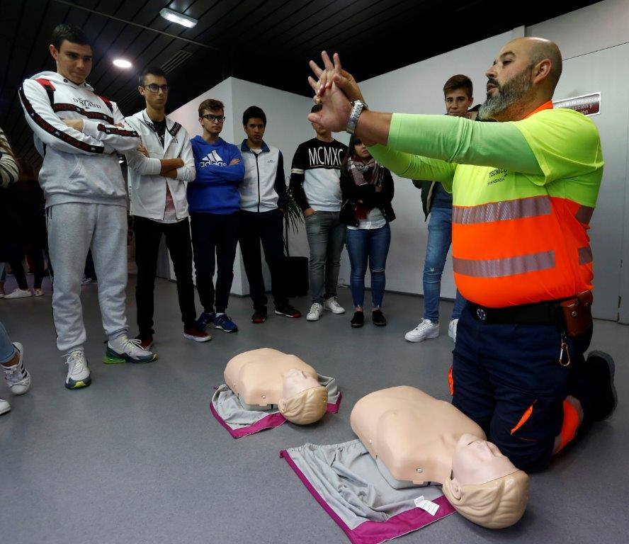 Estudiantes del colegio Santa Bárbara, en Lugones, del instituto Corrdoria y de la FP Técnico en Emergencias Sanitarias han participado en la jornada «Salvando vidas, salvando corazonas: El valor del primer interviniente». A lo largo de la mañana, los alumnos han acudido a ocho talleres impartidos en el Instituto de Emergencias Sanitarias, ubicado en el Polígono Espíritu Santo, donde han aprendido a utilizar un desfibrilador y a realizar técnicas de animación cardiopulmonar y de desobstrucción en caso de atragantamientos