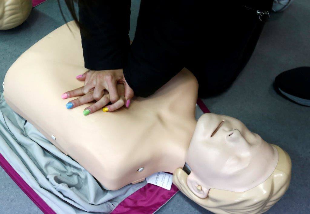 Estudiantes del colegio Santa Bárbara, en Lugones, del instituto Corrdoria y de la FP Técnico en Emergencias Sanitarias han participado en la jornada «Salvando vidas, salvando corazonas: El valor del primer interviniente». A lo largo de la mañana, los alumnos han acudido a ocho talleres impartidos en el Instituto de Emergencias Sanitarias, ubicado en el Polígono Espíritu Santo, donde han aprendido a utilizar un desfibrilador y a realizar técnicas de animación cardiopulmonar y de desobstrucción en caso de atragantamientos