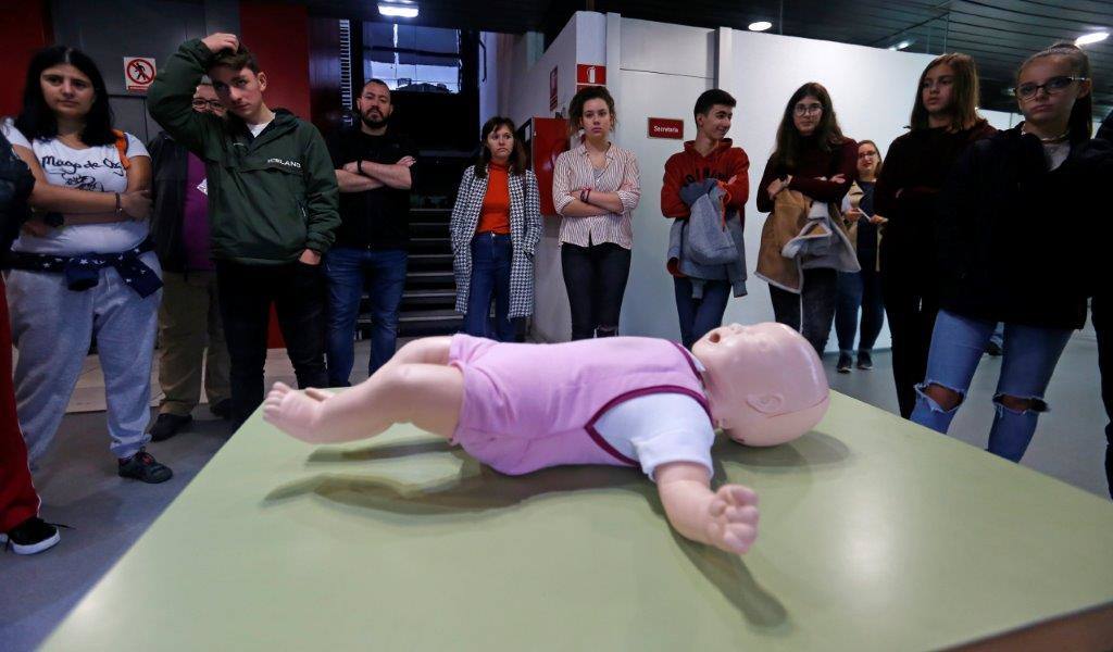 Estudiantes del colegio Santa Bárbara, en Lugones, del instituto Corrdoria y de la FP Técnico en Emergencias Sanitarias han participado en la jornada «Salvando vidas, salvando corazonas: El valor del primer interviniente». A lo largo de la mañana, los alumnos han acudido a ocho talleres impartidos en el Instituto de Emergencias Sanitarias, ubicado en el Polígono Espíritu Santo, donde han aprendido a utilizar un desfibrilador y a realizar técnicas de animación cardiopulmonar y de desobstrucción en caso de atragantamientos