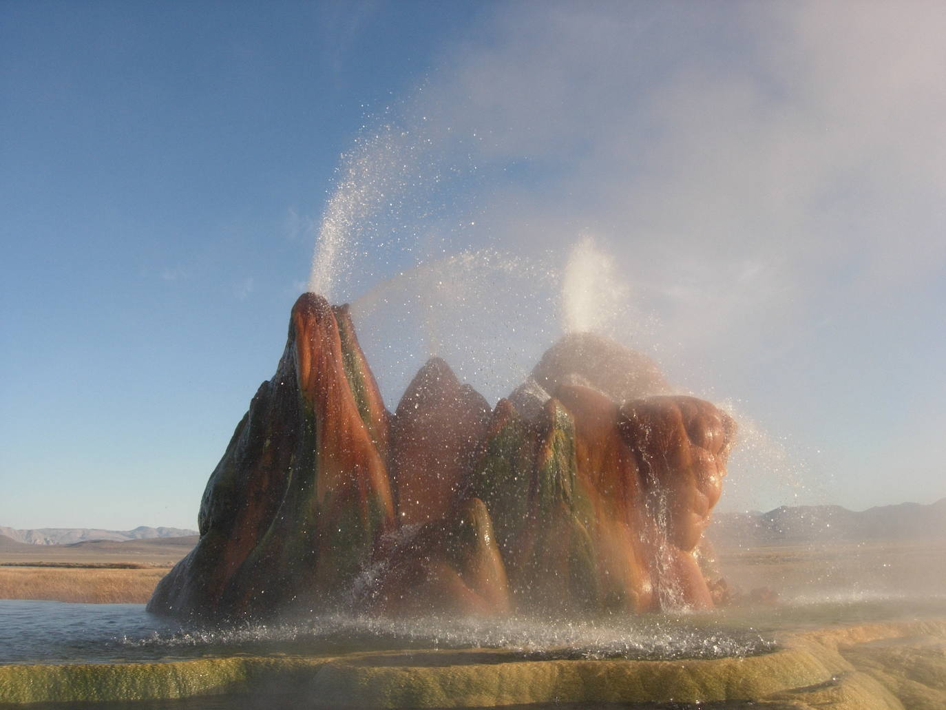 Géiser Fly (Nevada, EEUU) | Cuando una exploración perforó este terreno en busca de agua en un sector prácticamente desértico, dieron con una fuente termal de más de 200 grados. Aunque la taparon, el resultado es que años más tarde surgiese este impactante géiser en el paraje.