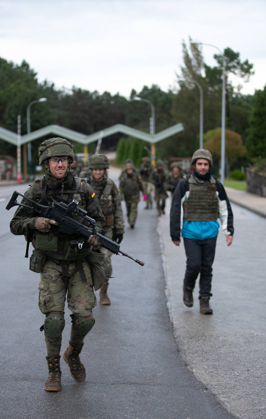 Un grupo de personas han realizado maniobras con el regimiento Cabo Noval durante la celebración de las VI Jornadas de Liderazgo Aplicado que comenzaron el pasado 22 de octubre y finalizan hoy