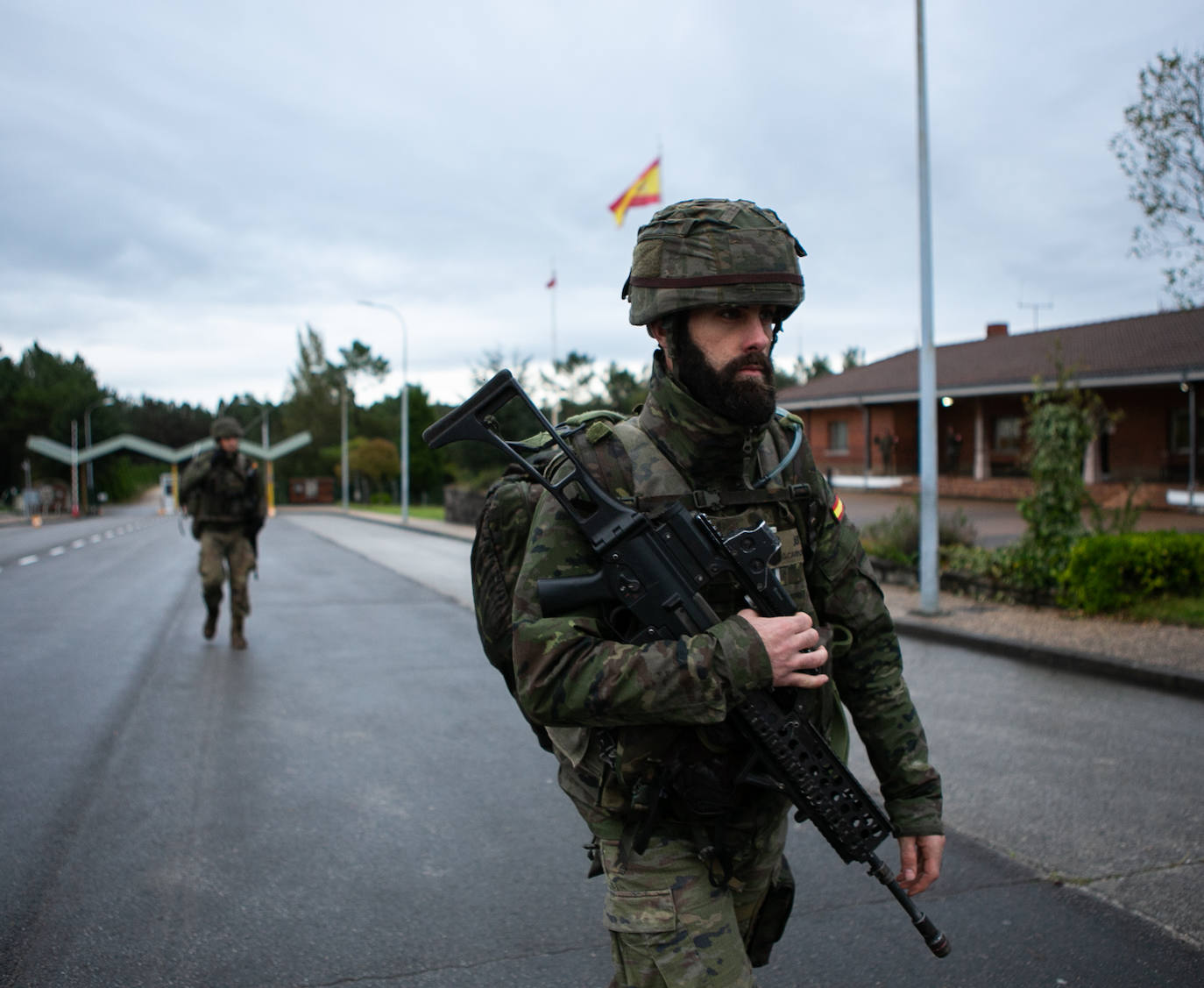 Un grupo de personas han realizado maniobras con el regimiento Cabo Noval durante la celebración de las VI Jornadas de Liderazgo Aplicado que comenzaron el pasado 22 de octubre y finalizan hoy
