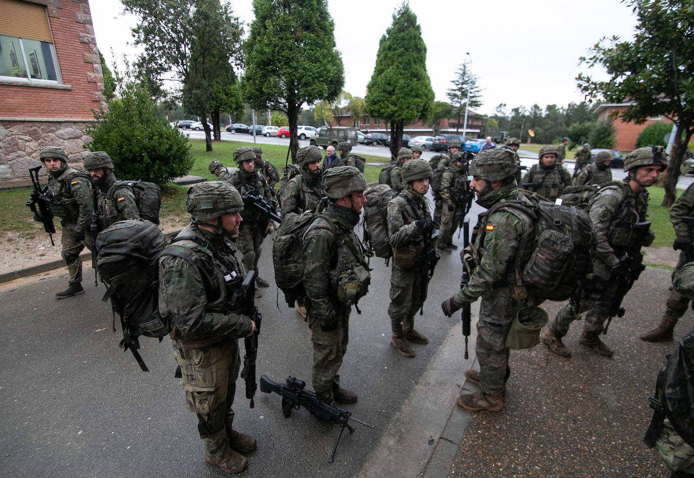Un grupo de personas han realizado maniobras con el regimiento Cabo Noval durante la celebración de las VI Jornadas de Liderazgo Aplicado que comenzaron el pasado 22 de octubre y finalizan hoy