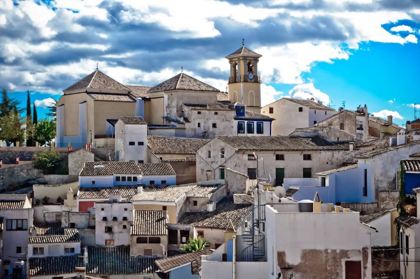 Cehegín, Murcia. Es un pueblo situado estrategicamente en un cerro. El empinado trazado de sus calles puede llegar a producir vértigo, que se compensa con las deslumbrantes vistas.