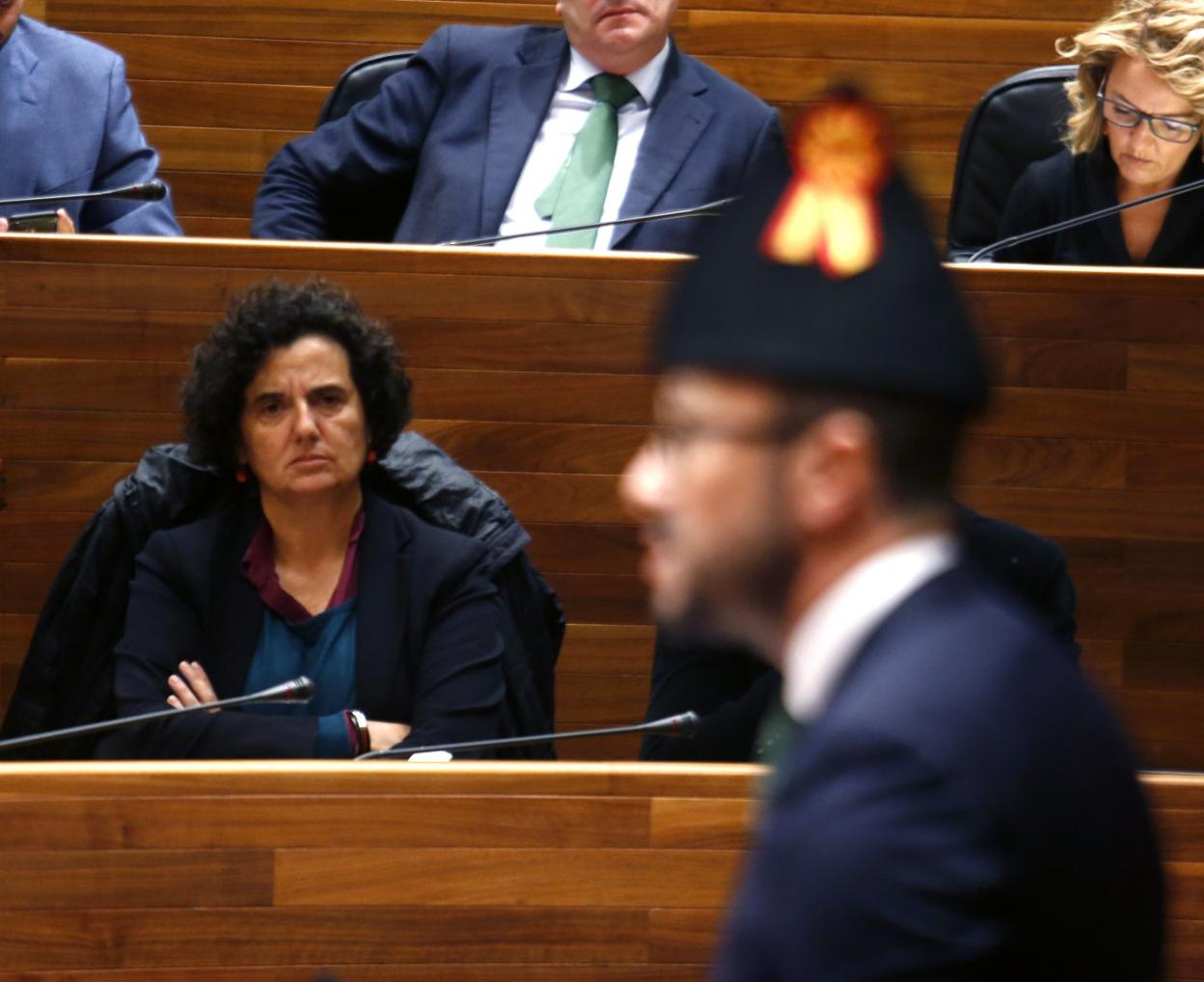 Ignacio Blanco, con montera picona, interviene ante la mirada de la consejera de Cultura. 