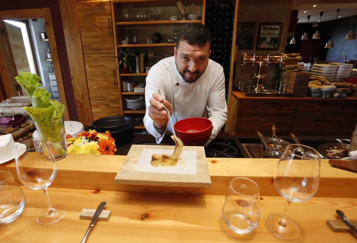Elio Fernández, en la barra de su restaurante. 