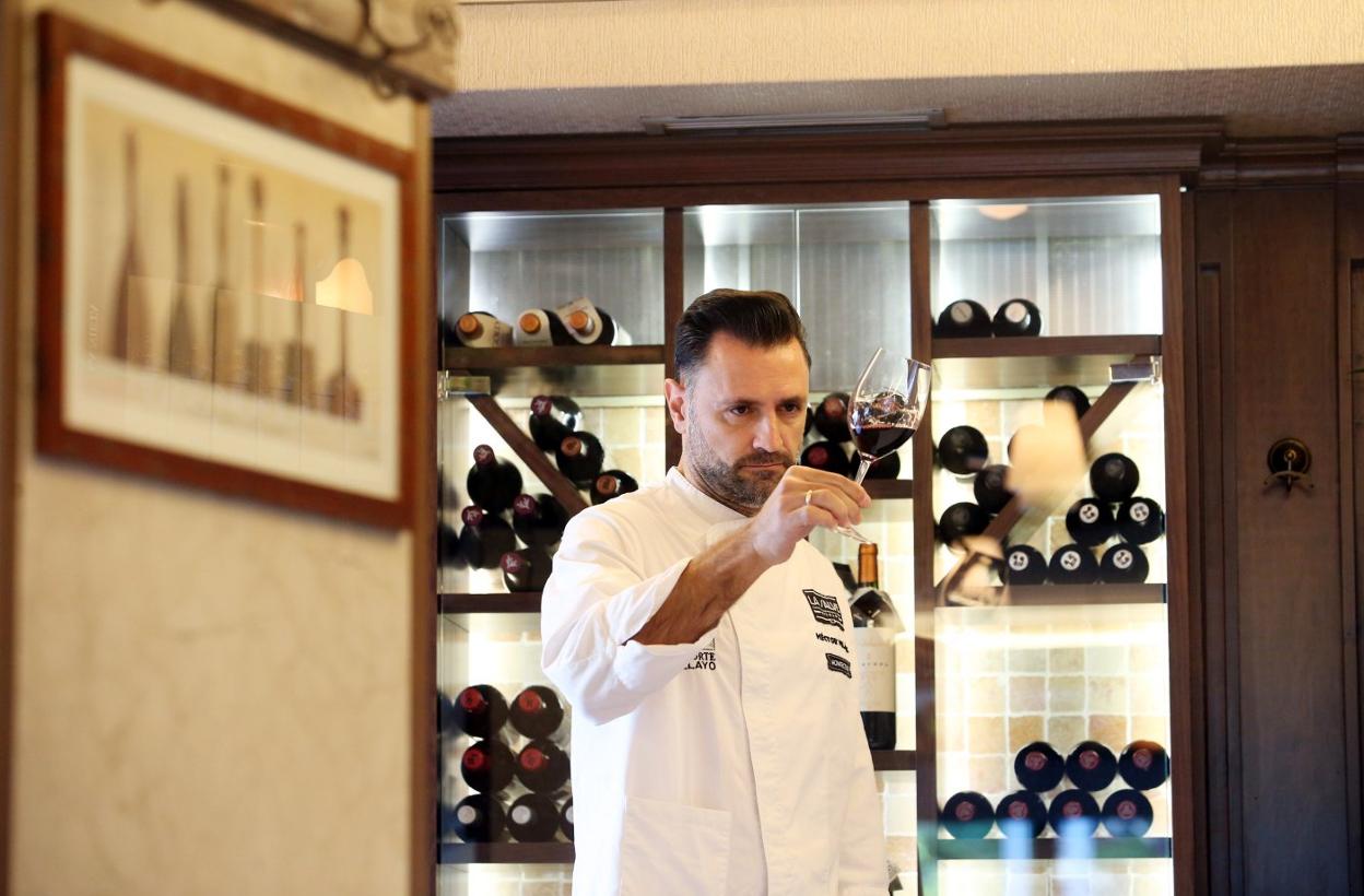 Héctor Peláez observa uno de sus vinos. 