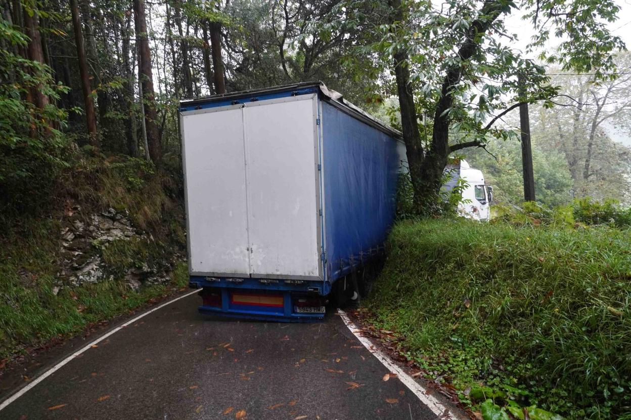 El camión encajado ayer en la carretera entre Barro y Balmori, en el concejo de Llanes. 