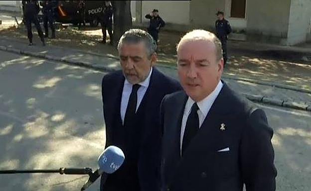 La familia de Franco acusa al Gobierno de «encerrarles» para que no grabasen la inhumación