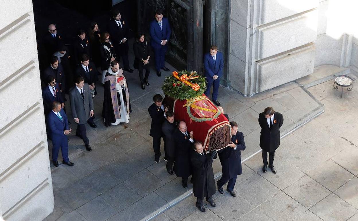 La familia de Franco porta los restos del dictador tras ser exhumado. 