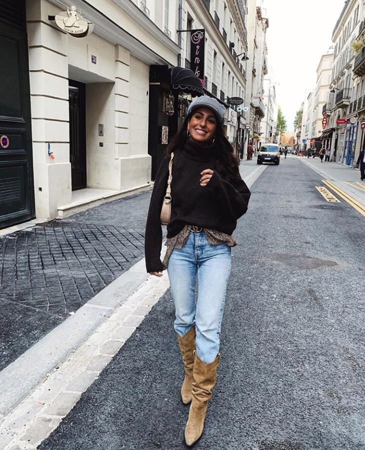 JUEVES: Cristina Pérez ha sido una de las influencers que se ha apuntado a llevar el  look de oficina  que triunfa en Instagram. Para conseguirlo solo necesitarás elegir unos vaqueros cómodos y que no aprieten demasiado con unas botas altas por encima. Para completar el look, la influencer ha preferido decantarse por un jersey marrón oscuro y una camisa con estampado animal, que ha preferido dejar a la vista para dar un toque más chic al estilismo.