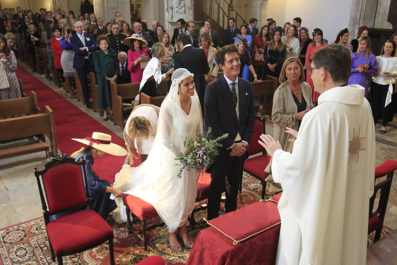 La hija del ya jubilado presidente de funeraria Gijonesa, Paloma Vidal-Abarca, se casó el 26 de octubre con Álvaro Leyva. La misa tuvo lugar en la iglesia de Santa María de la Corte de Oviedo y la novia llegó ocho minutos después de la una de la tarde a la calle San Vicente. La pareja, que reside en Madrid, ha querido celebrar la ceremonia en la ciudad donde nació y creció Vidal-Abarca. La comitiva entre la que se encontraba el padre de la novia, Luis Manuel García, se dirigió después al hotel de la Reconquista para disfrutar del convite. TEXTO: ROSALÍA AGUDÍN