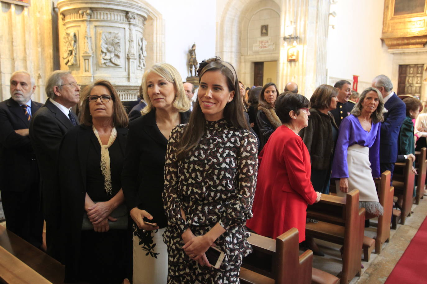 La hija del ya jubilado presidente de funeraria Gijonesa, Paloma Vidal-Abarca, se casó el 26 de octubre con Álvaro Leyva. La misa tuvo lugar en la iglesia de Santa María de la Corte de Oviedo y la novia llegó ocho minutos después de la una de la tarde a la calle San Vicente. La pareja, que reside en Madrid, ha querido celebrar la ceremonia en la ciudad donde nació y creció Vidal-Abarca. La comitiva entre la que se encontraba el padre de la novia, Luis Manuel García, se dirigió después al hotel de la Reconquista para disfrutar del convite. TEXTO: ROSALÍA AGUDÍN 