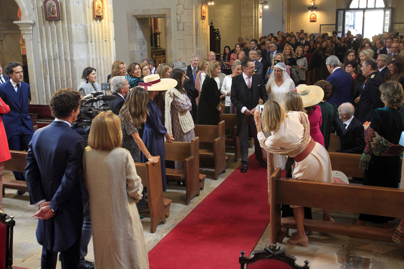 La hija del ya jubilado presidente de funeraria Gijonesa, Paloma Vidal-Abarca, se casó el 26 de octubre con Álvaro Leyva. La misa tuvo lugar en la iglesia de Santa María de la Corte de Oviedo y la novia llegó ocho minutos después de la una de la tarde a la calle San Vicente. La pareja, que reside en Madrid, ha querido celebrar la ceremonia en la ciudad donde nació y creció Vidal-Abarca. La comitiva entre la que se encontraba el padre de la novia, Luis Manuel García, se dirigió después al hotel de la Reconquista para disfrutar del convite. TEXTO: ROSALÍA AGUDÍN 