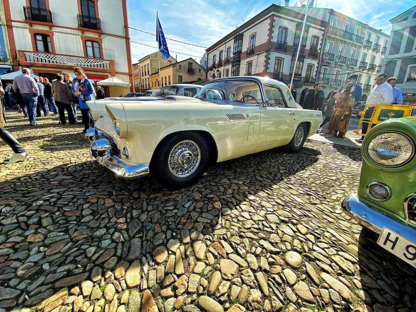 El encuentro, organizada por el  Automóvil Club Vegadeo, la XIV Ruta os Fornos pasó también por Taramundi y Puentenuevo.