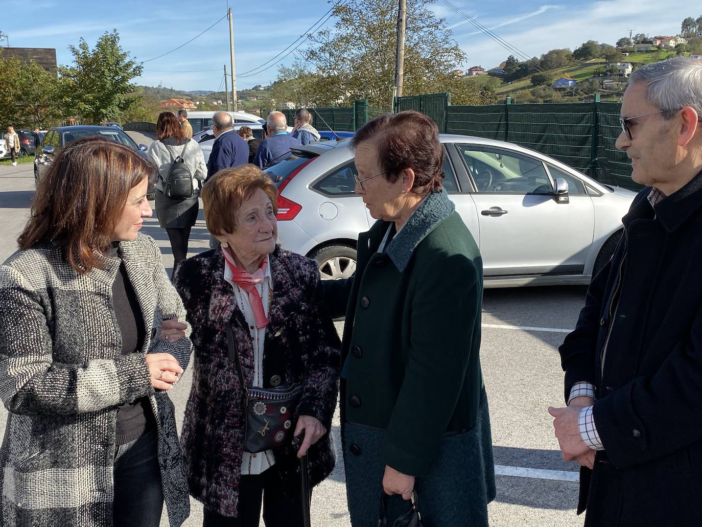 El cementerio de Carbayín Alto ha acogido el acto de homenaje a los mártires de Carbayín con la presencia de Adriana Lastra, vicesecretaria general del PSOE y número uno de la candidatura del PSOE al Congreso por Asturias