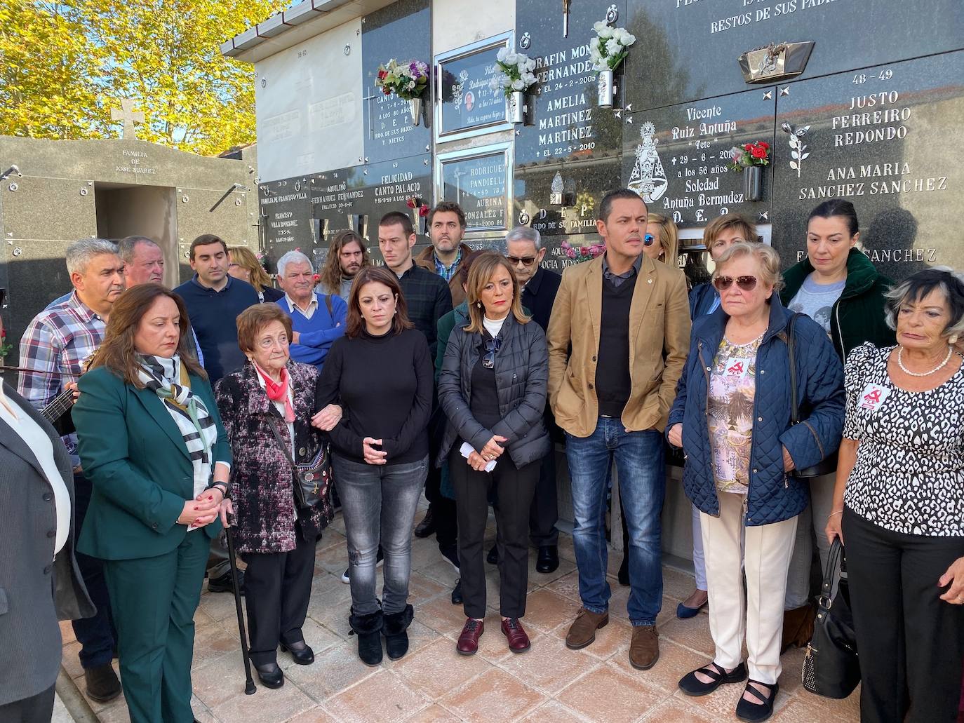 El cementerio de Carbayín Alto ha acogido el acto de homenaje a los mártires de Carbayín con la presencia de Adriana Lastra, vicesecretaria general del PSOE y número uno de la candidatura del PSOE al Congreso por Asturias