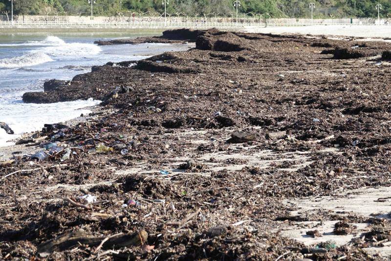 El temporal de los últimos días en el oriente asturiano ha dejado una marea de residuos en playas como la de Santa Marina, en Ribadesella. 