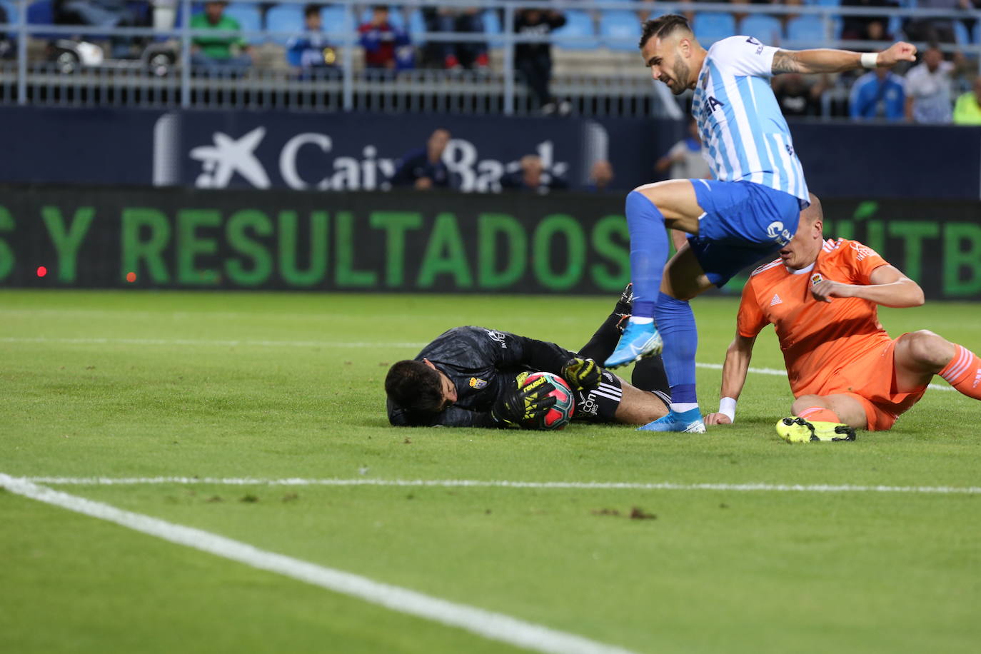 El conjunto azul pierde en La Rosaleda. Los tantos fueron de Antoñín y Adrián para el conjunto andaluz y de Ibra para el Real Oviedo. 