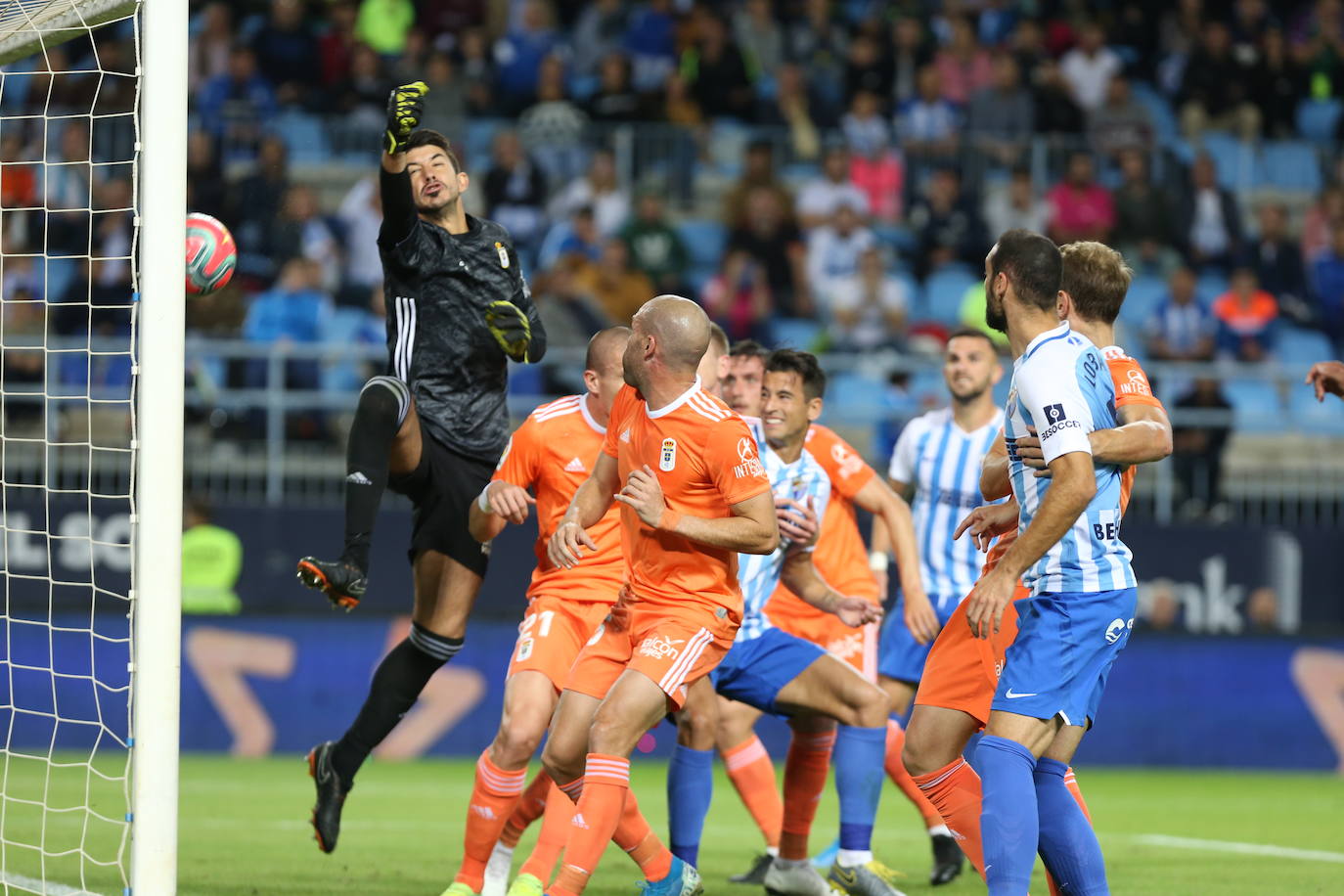 El conjunto azul pierde en La Rosaleda. Los tantos fueron de Antoñín y Adrián para el conjunto andaluz y de Ibra para el Real Oviedo. 