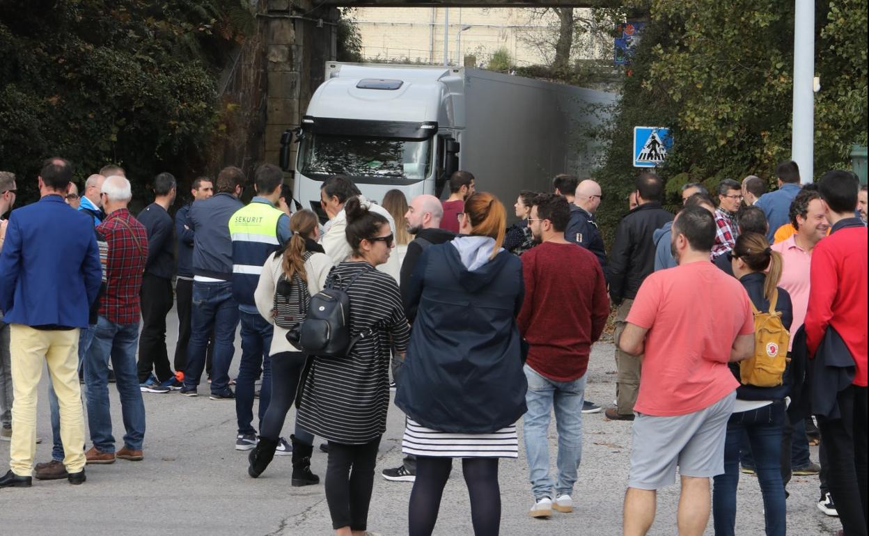 Los trabajadores se concentraron a la entrada de la planta de La Maruca. 