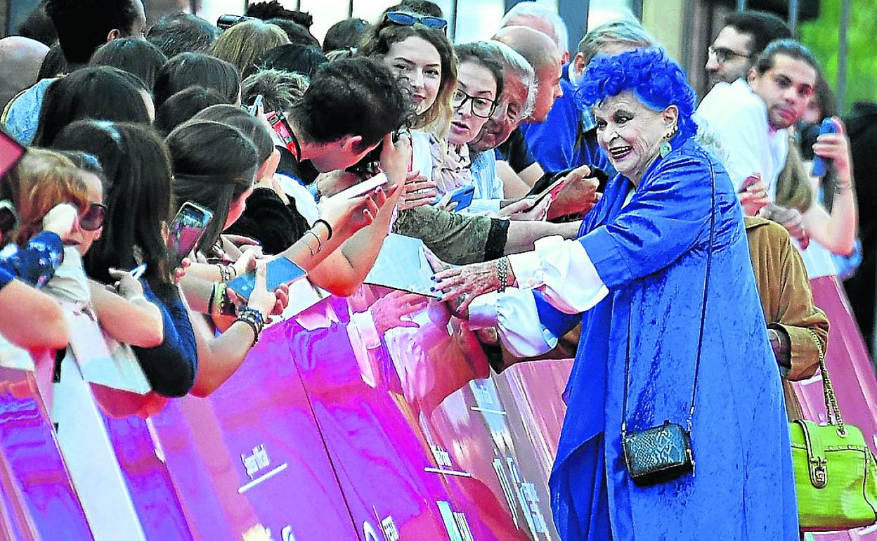 Lucía Bosé firma autógrafos a su llegada a la presentación de sus memorias en Roma. 