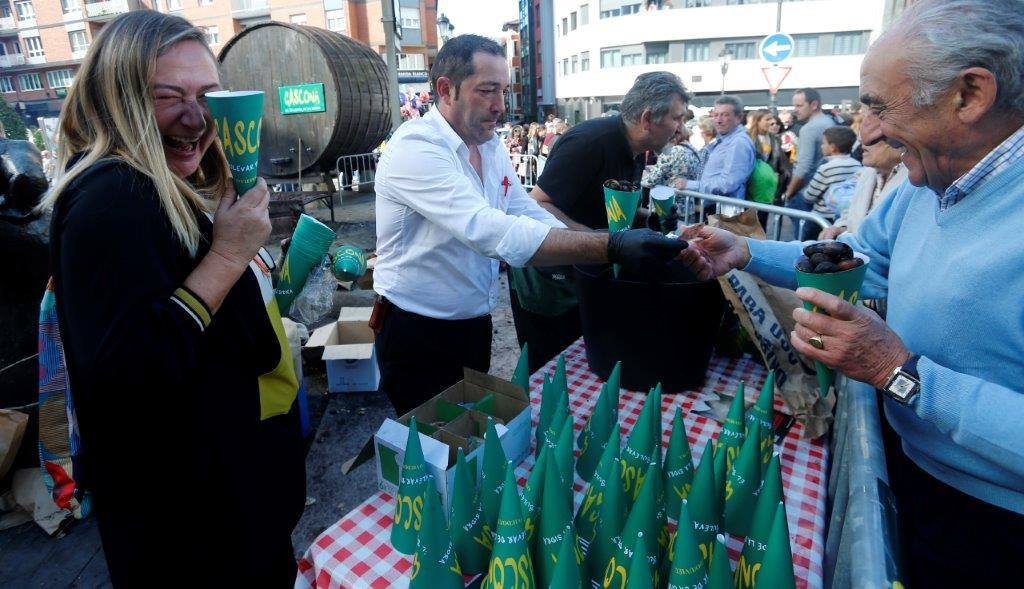 El bulevar de la calle Gascona, en Oviedo, acogió este domingo su tradicional amagüestu. Los asadores, llegados desde Candamo, encendieron las parrillas a las siete de la mañana e hicieron cerca de una tonelada de este fruto a fuego lento. Se sirvieron, también, dos mil litros de esta bebida y ambos productos conquistaron a los ovetenses. Incluso los más pequeños de la casa se mostraron encantados. La cita llenó, una vez más, la calle Gascona. El buen tiempo acompañó, el sol predominó durante la cita, y las sidrerías estaban a reventar. Además, los cabezudos de Gascona hicieron de las suya durante toda la cita. TEXTO: ROSALÍA AGUDÍN 