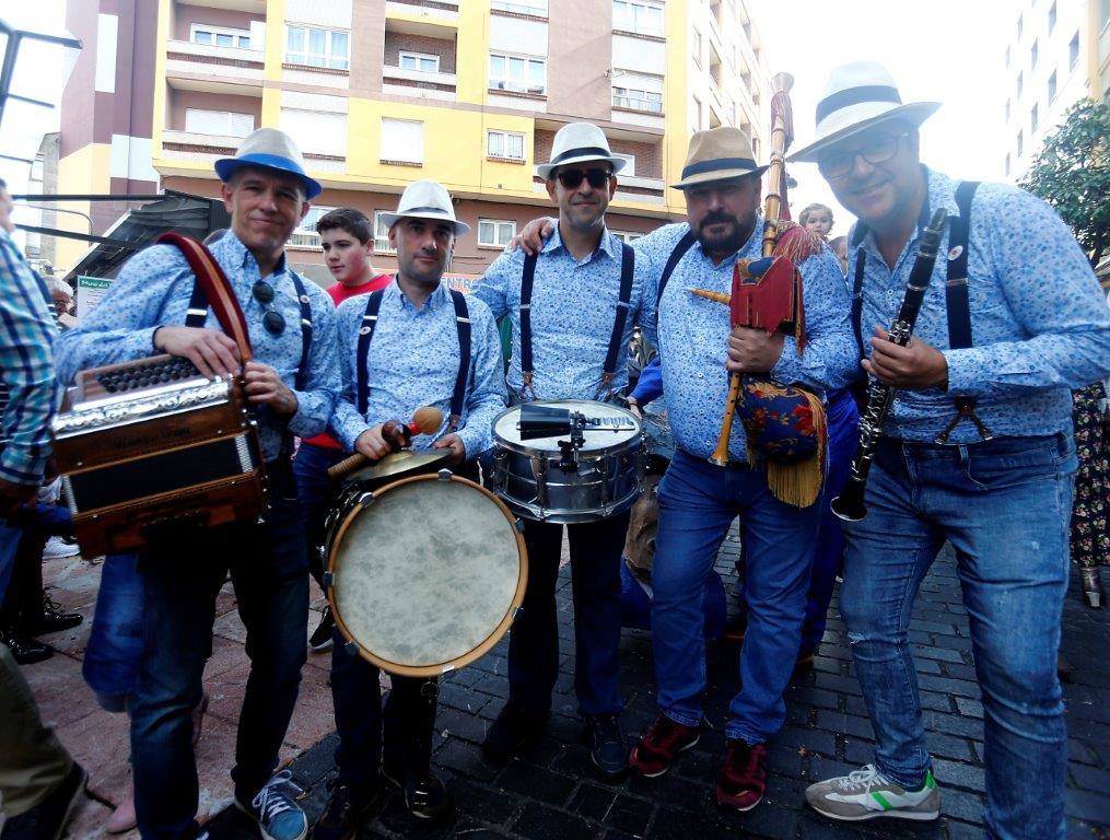 El bulevar de la calle Gascona, en Oviedo, acogió este domingo su tradicional amagüestu. Los asadores, llegados desde Candamo, encendieron las parrillas a las siete de la mañana e hicieron cerca de una tonelada de este fruto a fuego lento. Se sirvieron, también, dos mil litros de esta bebida y ambos productos conquistaron a los ovetenses. Incluso los más pequeños de la casa se mostraron encantados. La cita llenó, una vez más, la calle Gascona. El buen tiempo acompañó, el sol predominó durante la cita, y las sidrerías estaban a reventar. Además, los cabezudos de Gascona hicieron de las suya durante toda la cita. TEXTO: ROSALÍA AGUDÍN 