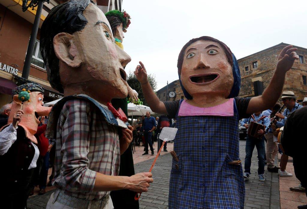 El bulevar de la calle Gascona, en Oviedo, acogió este domingo su tradicional amagüestu. Los asadores, llegados desde Candamo, encendieron las parrillas a las siete de la mañana e hicieron cerca de una tonelada de este fruto a fuego lento. Se sirvieron, también, dos mil litros de esta bebida y ambos productos conquistaron a los ovetenses. Incluso los más pequeños de la casa se mostraron encantados. La cita llenó, una vez más, la calle Gascona. El buen tiempo acompañó, el sol predominó durante la cita, y las sidrerías estaban a reventar. Además, los cabezudos de Gascona hicieron de las suya durante toda la cita. TEXTO: ROSALÍA AGUDÍN 