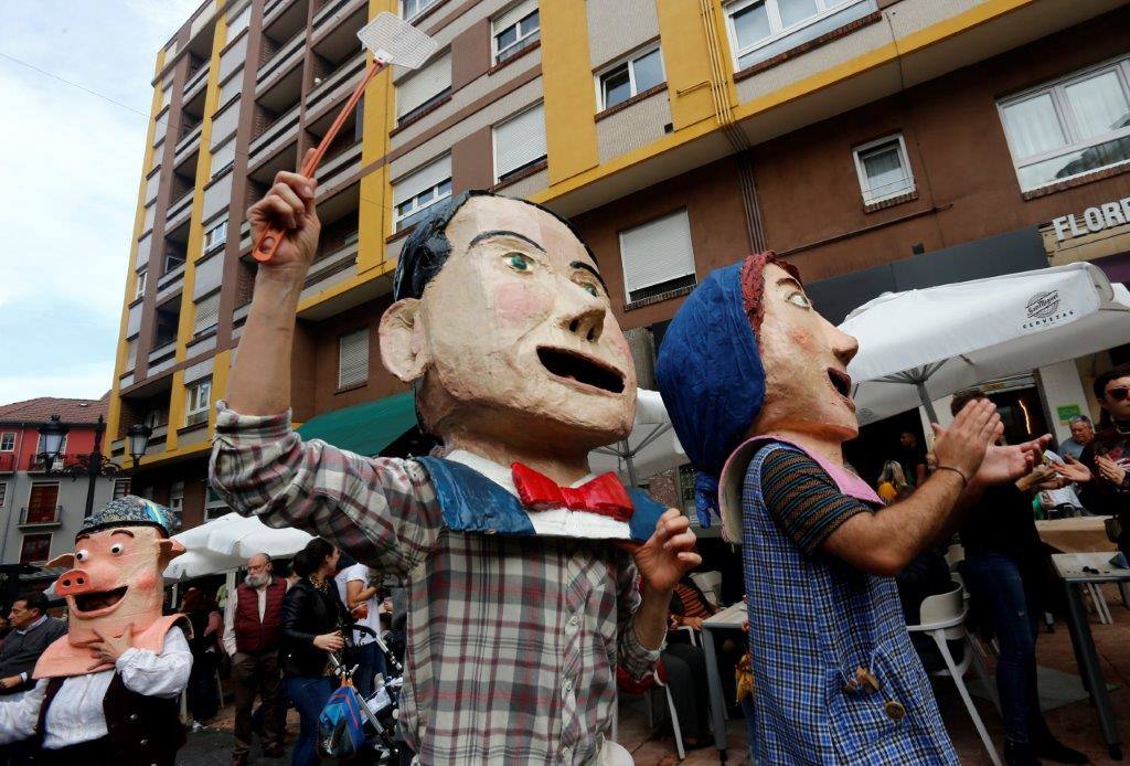 El bulevar de la calle Gascona, en Oviedo, acogió este domingo su tradicional amagüestu. Los asadores, llegados desde Candamo, encendieron las parrillas a las siete de la mañana e hicieron cerca de una tonelada de este fruto a fuego lento. Se sirvieron, también, dos mil litros de esta bebida y ambos productos conquistaron a los ovetenses. Incluso los más pequeños de la casa se mostraron encantados. La cita llenó, una vez más, la calle Gascona. El buen tiempo acompañó, el sol predominó durante la cita, y las sidrerías estaban a reventar. Además, los cabezudos de Gascona hicieron de las suya durante toda la cita. TEXTO: ROSALÍA AGUDÍN 