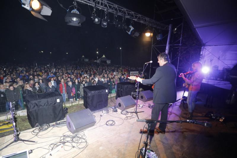 Víctor Manuel, Chus Pedro o Anabel Santiago fueron algunos de los músicos que actuaron este sábado en la fiesta de la asociación cultural Serondaya. 