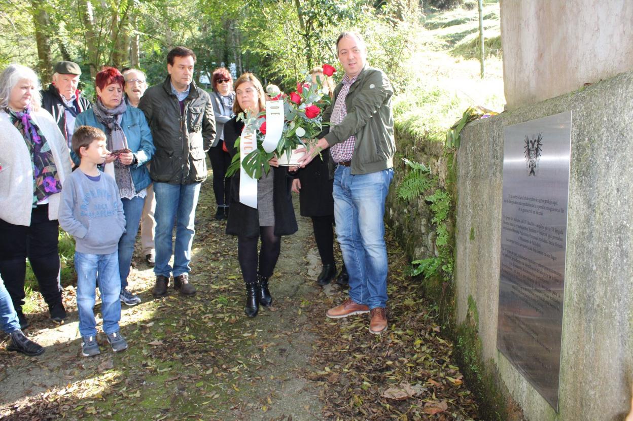 Los socialistas colocan flores en recuerdo a las víctimas. 