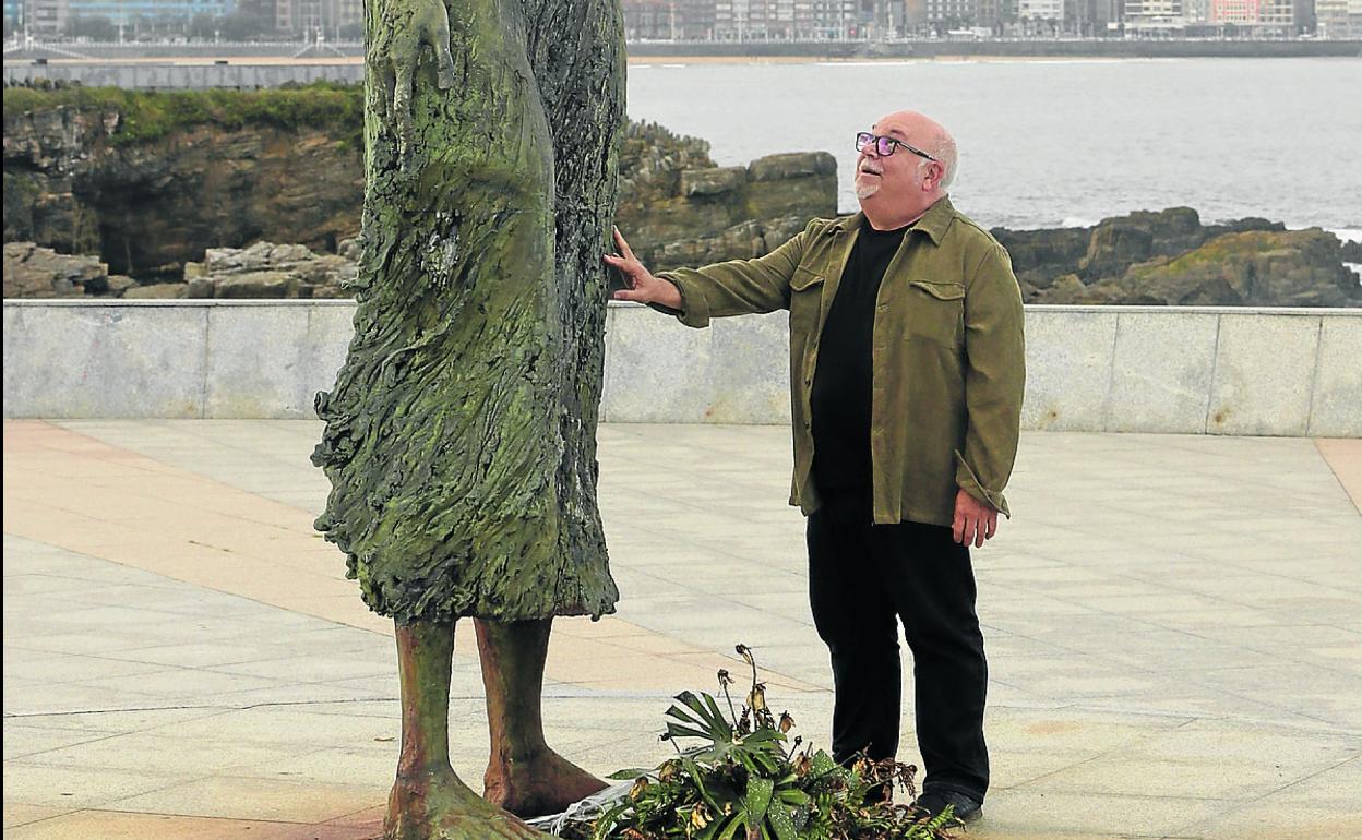 Joaquín Amores, retratado junto a la Lloca del Rinconín, «una diva trágica». 