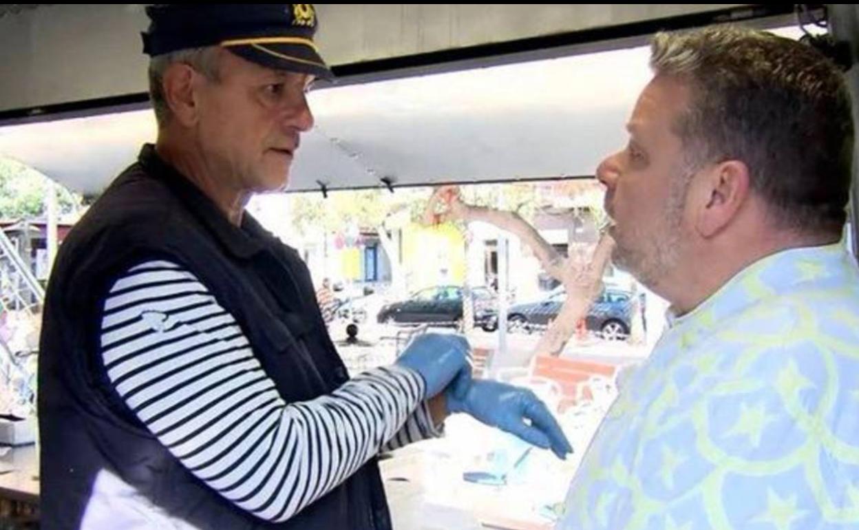 Manuel, dueño del restaurante, junto a Alberto Chicote 