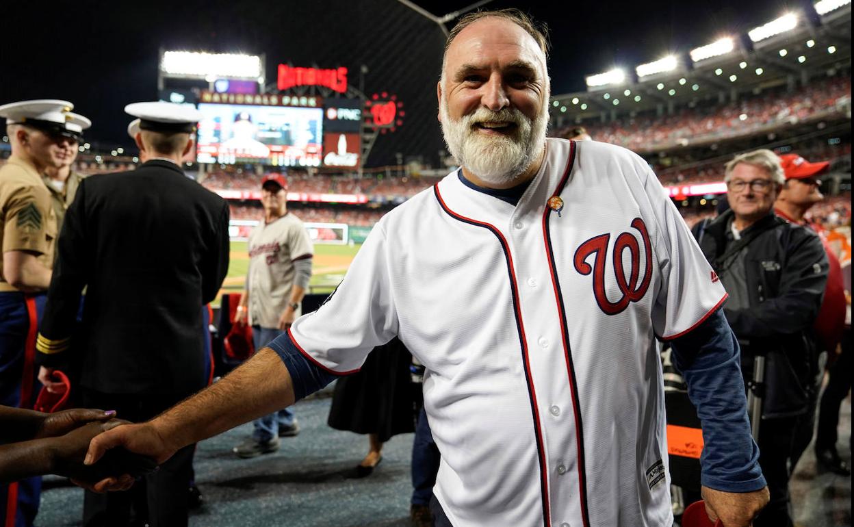 El chef José Andrés realiza el saque del honor en un partido de béisbol con Trump en las gradas