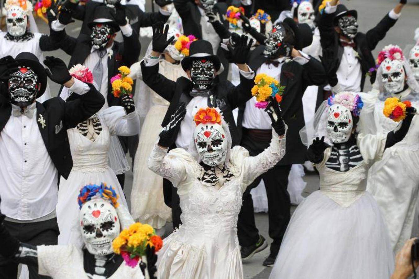 El Desfile Internacional del Día de los Muertos celebrado en México, estuvo protagonizado por catrinas, enormes calaveras, criaturas alegóricas, singulares carrozas y flores de los colores más llamativos. La creencia de los mexicanos, es que estas flores y en concreto la flor naranja de cempasúchil (planta que protagonizó gran parte del desfile) son las encargadas de guiar a los difuntos a que se reencuentren con sus familiares.