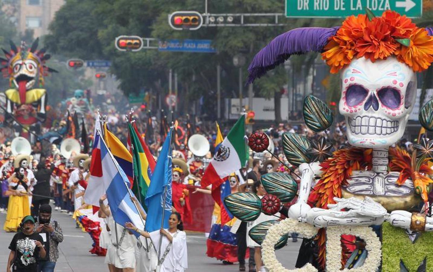 El Desfile Internacional del Día de los Muertos celebrado en México, estuvo protagonizado por catrinas, enormes calaveras, criaturas alegóricas, singulares carrozas y flores de los colores más llamativos. La creencia de los mexicanos, es que estas flores y en concreto la flor naranja de cempasúchil (planta que protagonizó gran parte del desfile) son las encargadas de guiar a los difuntos a que se reencuentren con sus familiares.